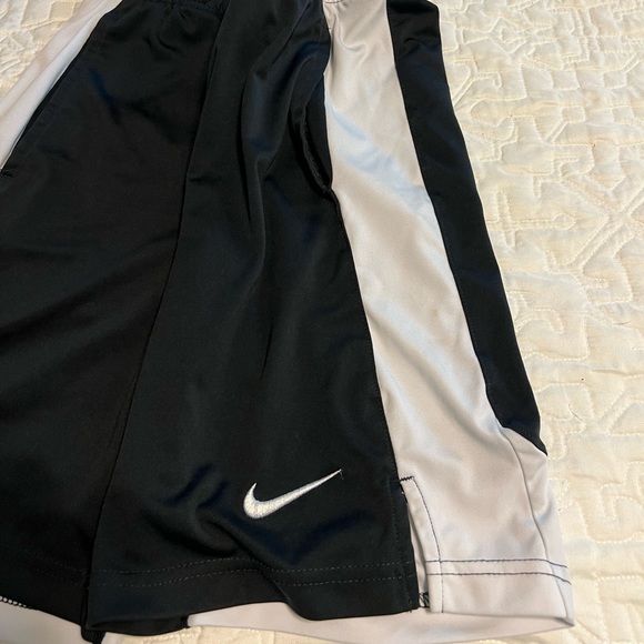 Nike Dri Fit shorts - Picture 3 of 5